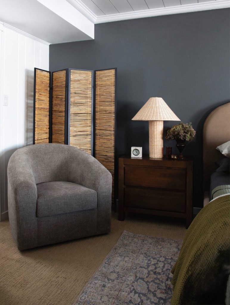 Swivel accent chair