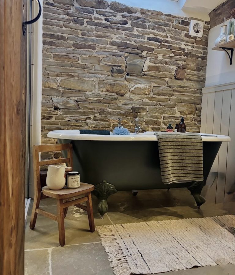 10 Vintage Cottage Small Bathroom Ideas