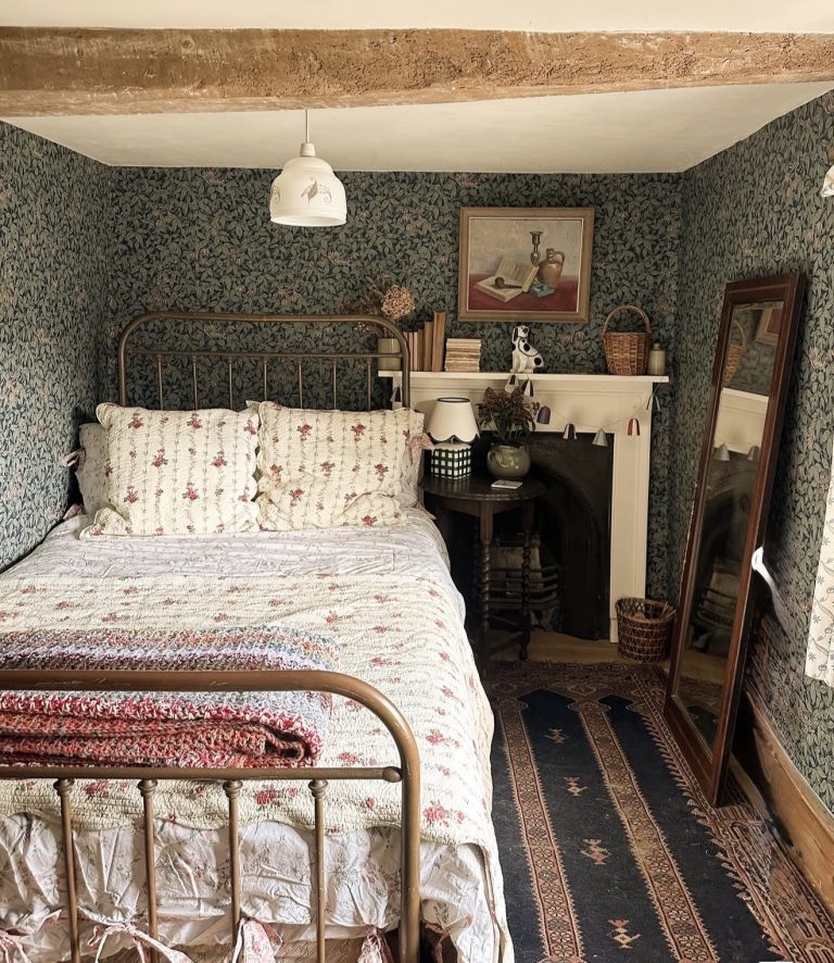 10 Vintage Cottage Small Bedroom Ideas