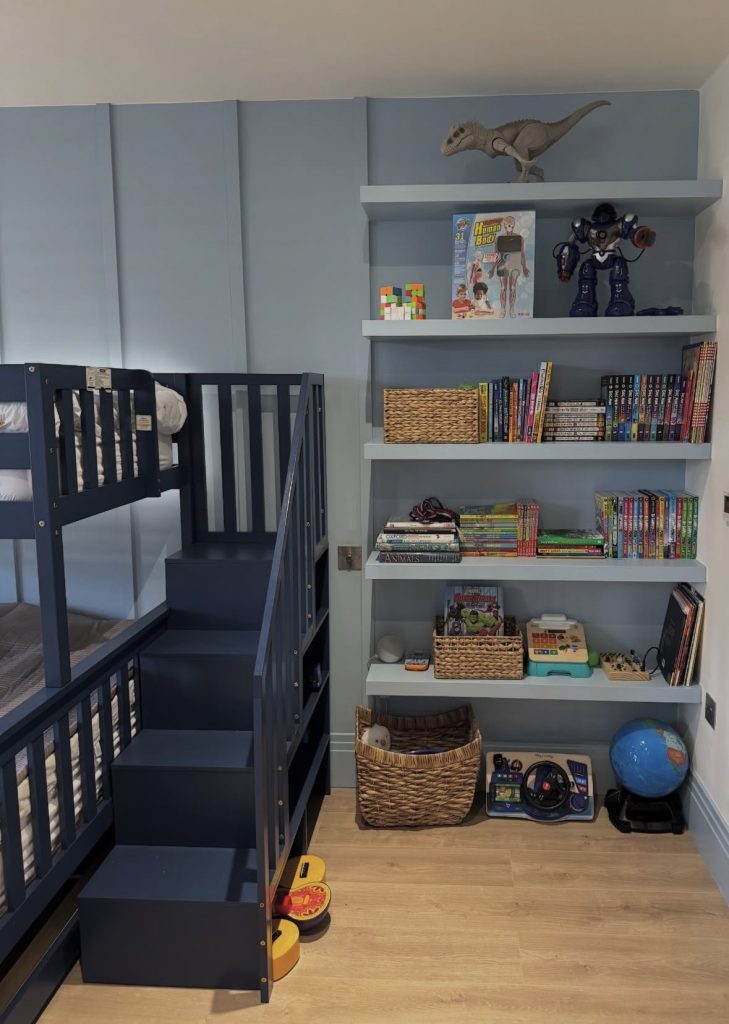 Wall mounted shelf