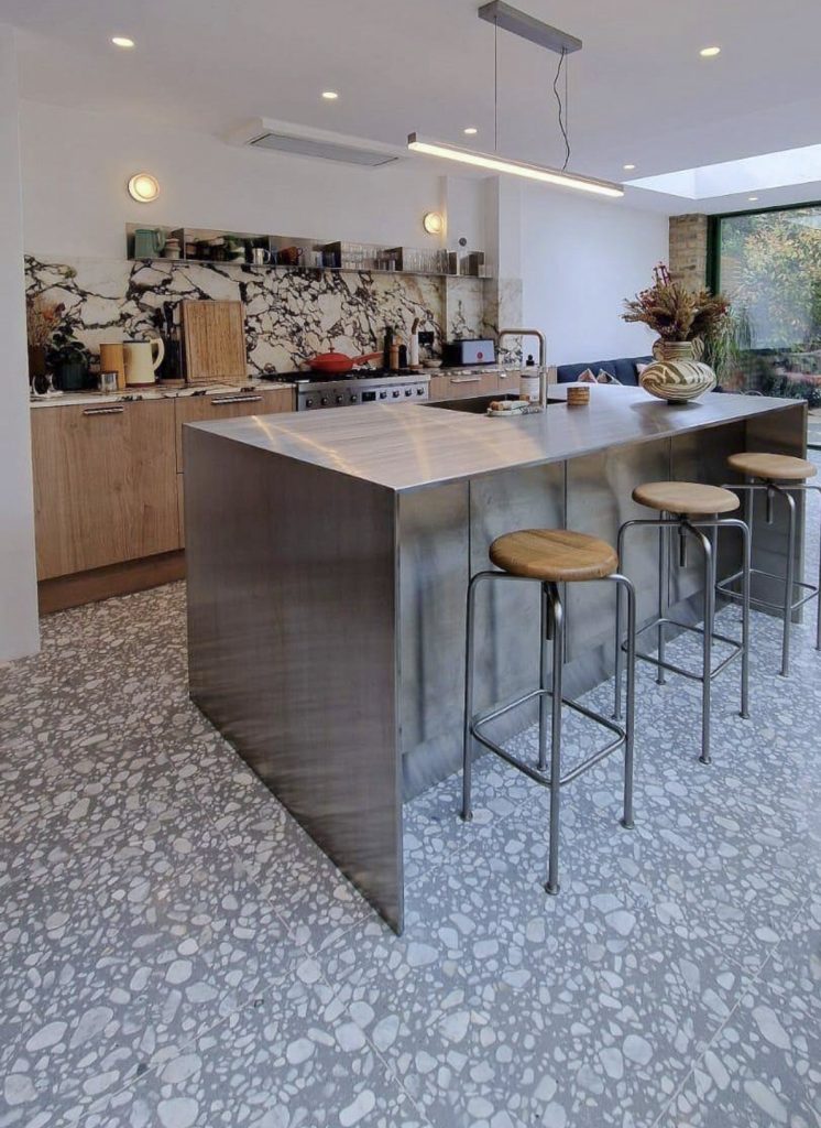 Wave-Pattern Mosaic For A Small Area
