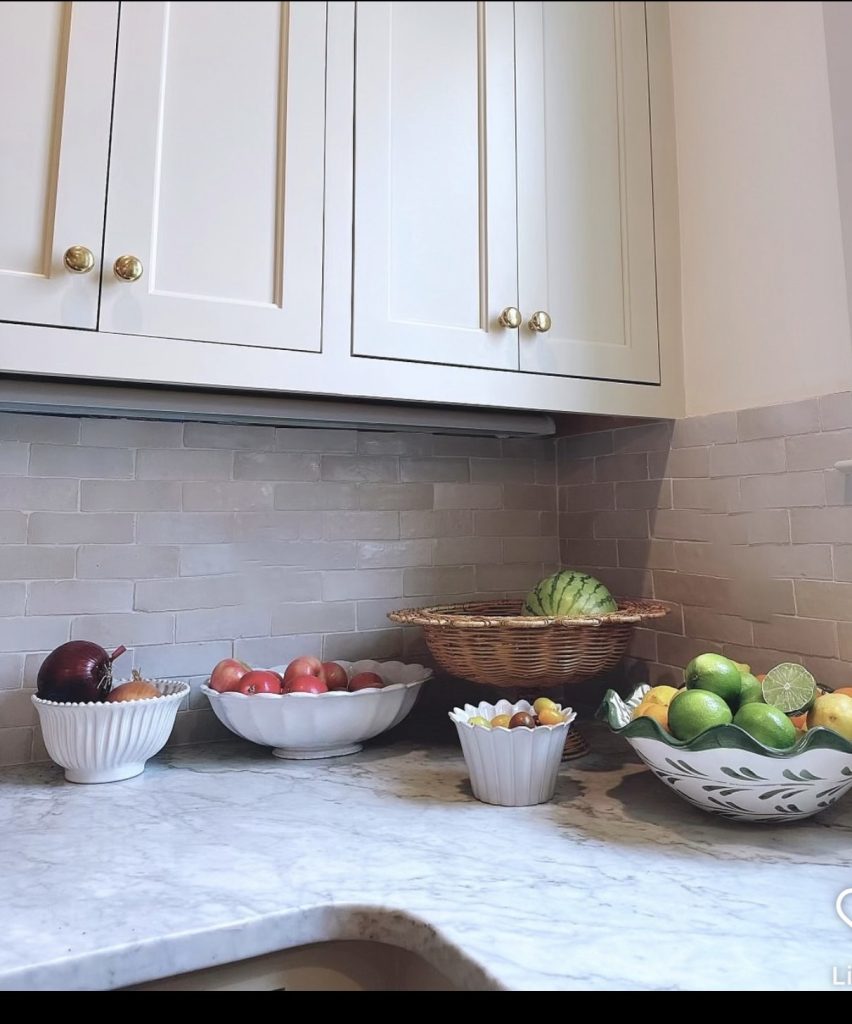 Fruit bowl on kitchen countertop 