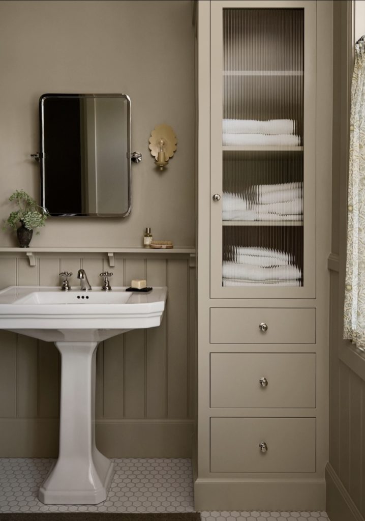 Pedestal bathroom sink with storage around it 