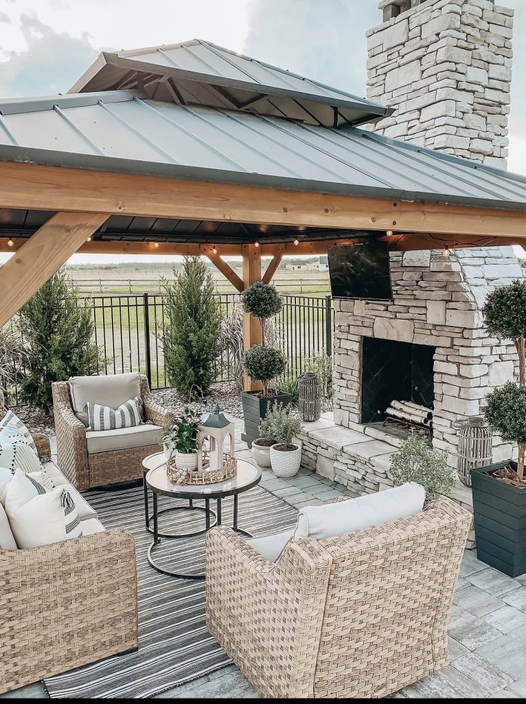 Farmhouse backyard patio with rattan  furniture 