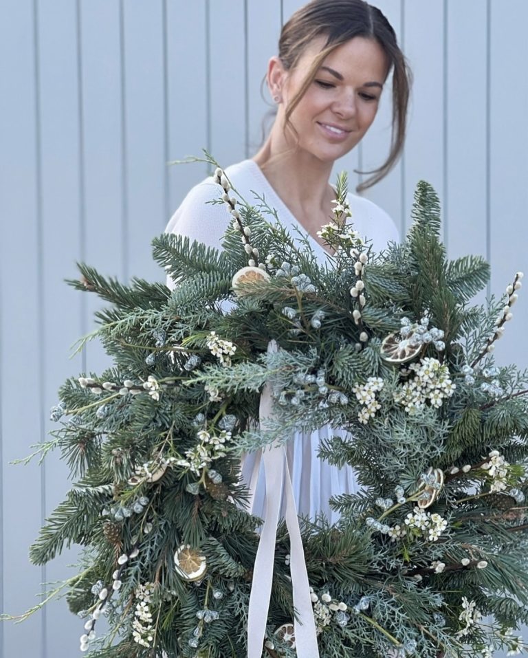 How to Make a Christmas Wreath: A Step-by-Step Tutorial