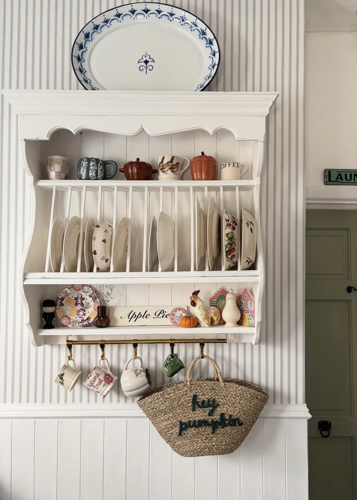 Wall mounted plate rack 