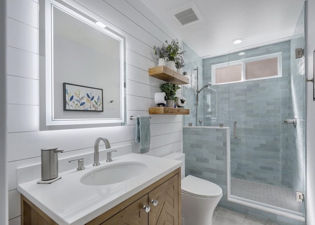 Cape cod bathroom with floating shelve