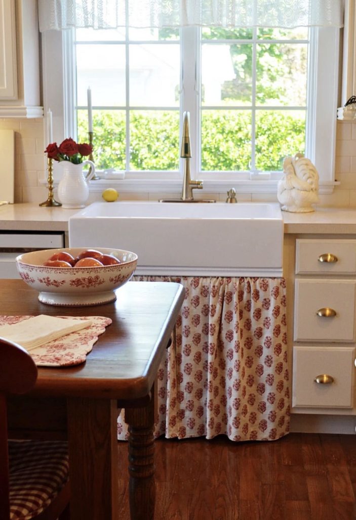 Farmhouse sink with apron
