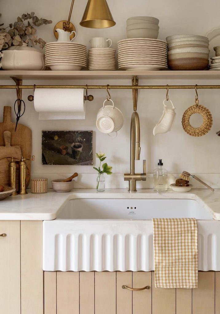 Farmhouse sink with open shelves above it 