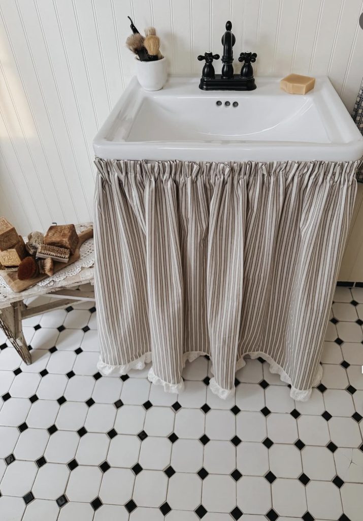 Skirted pedestal sink