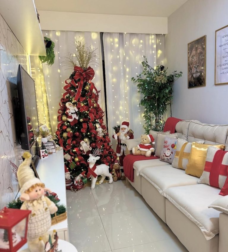 8 Modern Red and Gold Christmas Living Room Decor Ideas