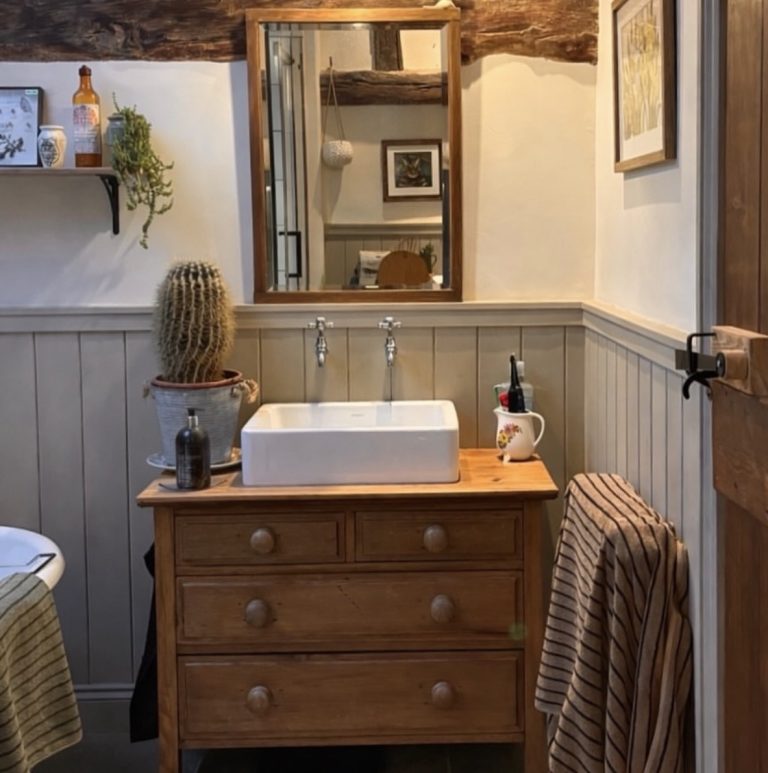 7 Rustic Farmhouse Country Bathroom Ideas That Feel Warm, Cozy, and Timeless